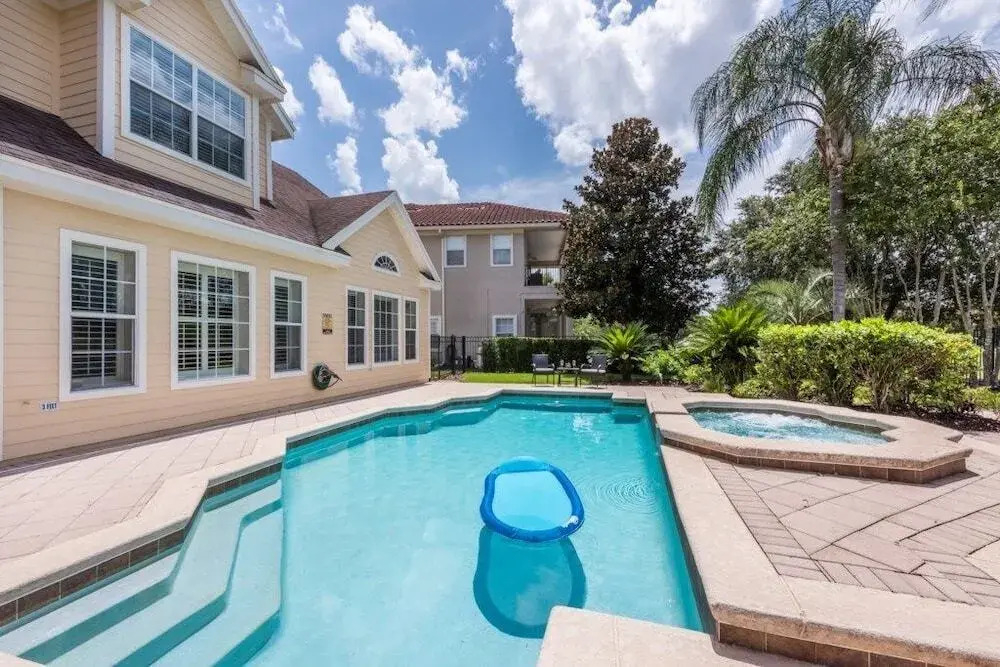Fantastic 3 bed home with a pool