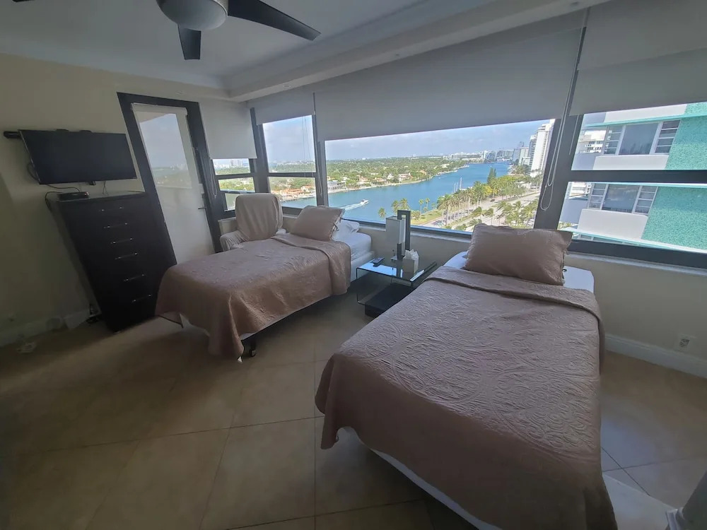 Alexander 1620 3 Bedroom Apts by RedAwning