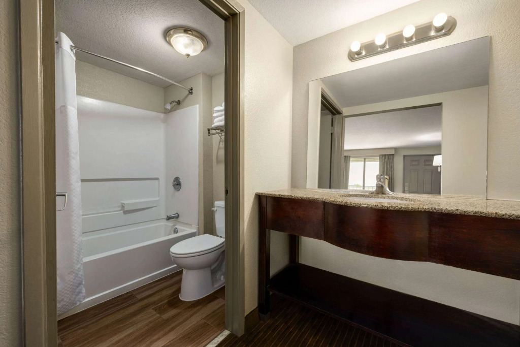 Days Inn by Wyndham Fresno South