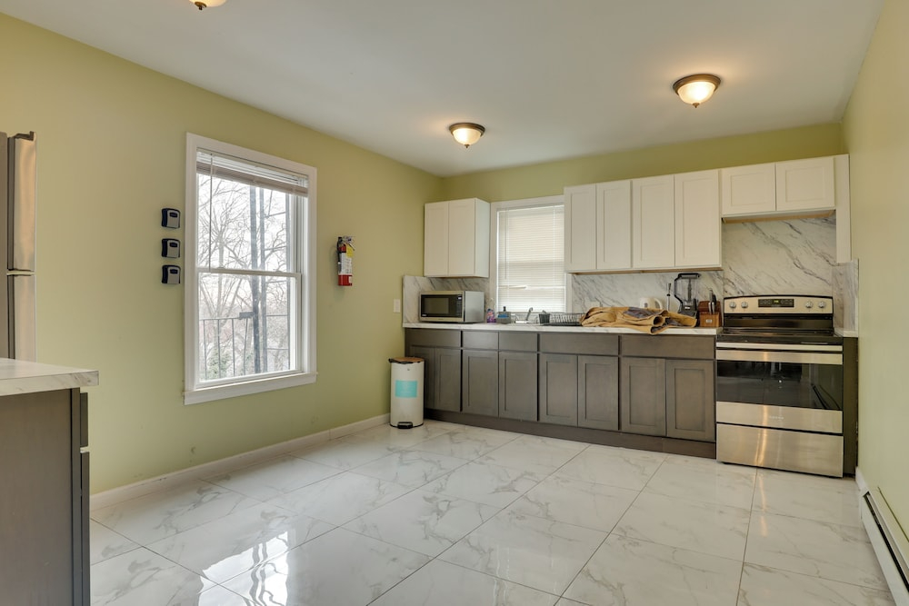 Easy NYC Access: Updated Apt Near Parks & Bay!