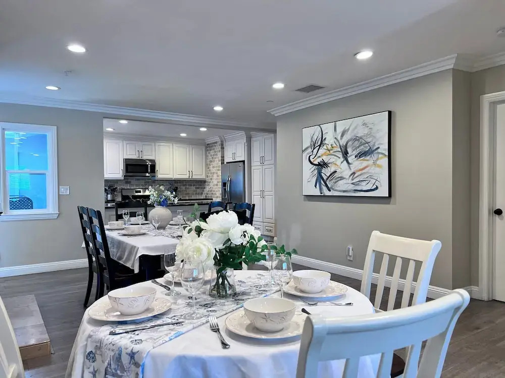 Stunning 8 bedroom 6 bathroom Pool Home