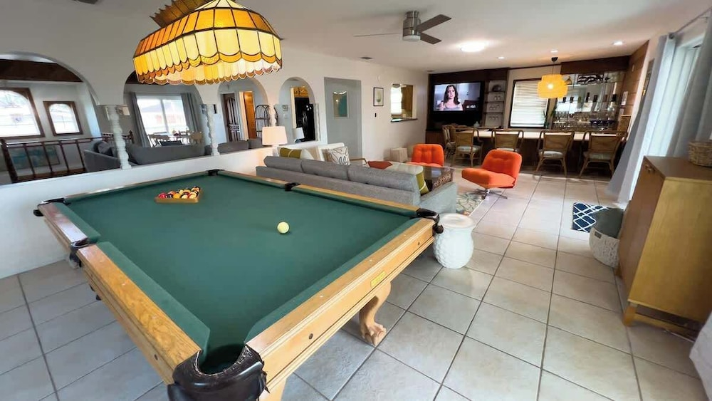 Fun Retro Island Vibe - Sleeps 17 - Beach 1 Block