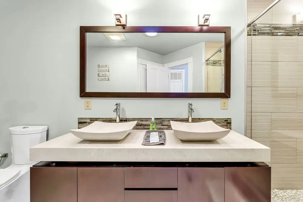 Elm St. Retro Retreat - Downtown Condo