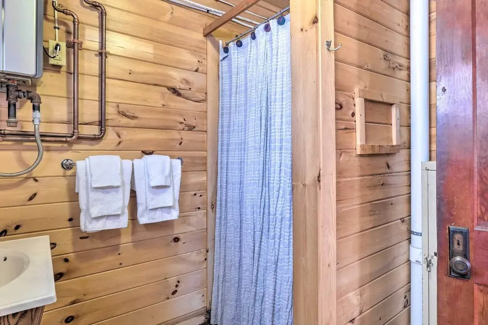 8 Mi to Saddleback Ski Area: Cabin w/ Fire Pit