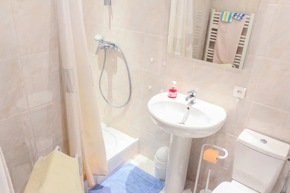 Large Apt 20M Terrace FREE PARKING BEACH