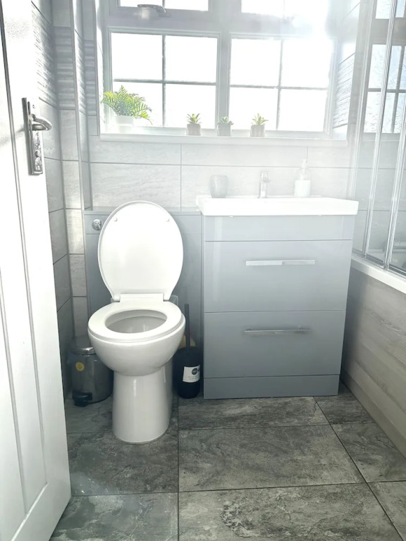 3 Bed House - Sleeps 5 - Garden - Parking