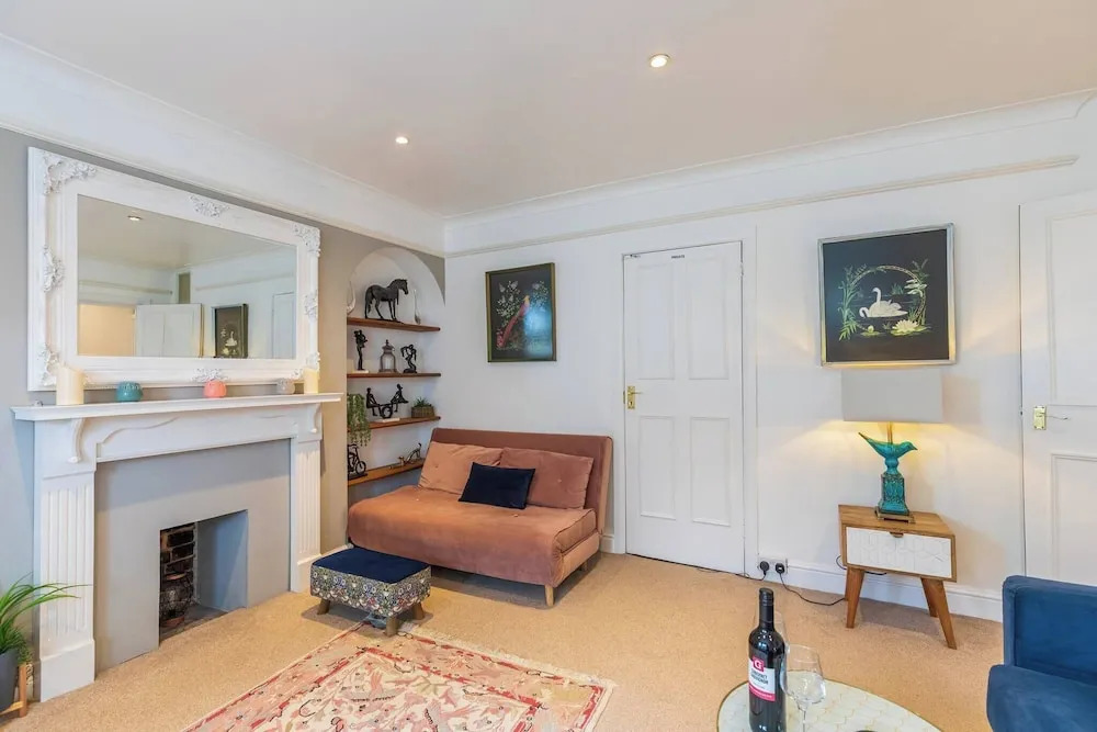 Spacious Seafront Apartment, Garden Free Parking