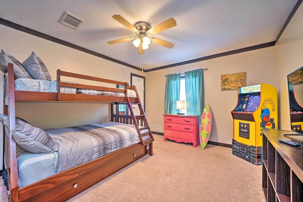 Pet-friendly Home w/ Deck in Broken Bow!