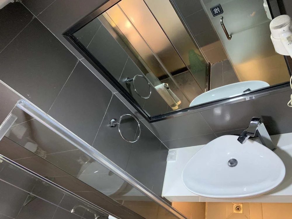 Life Hotel (Ouzhuang Metro Station)