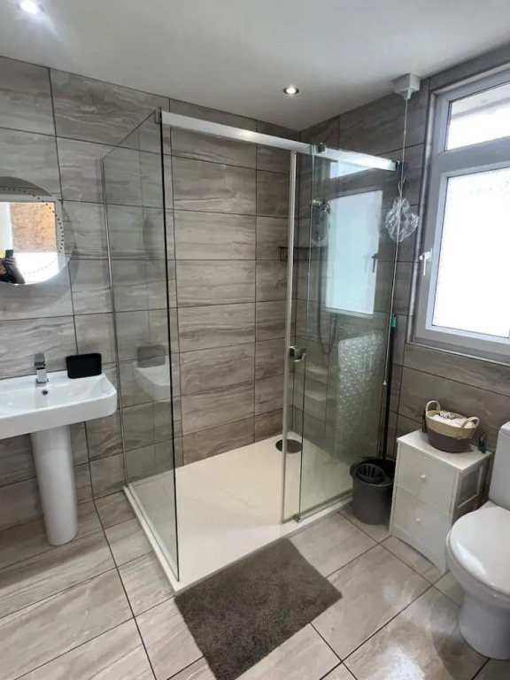Stunning One Bed Modern & Contemporary Chalet