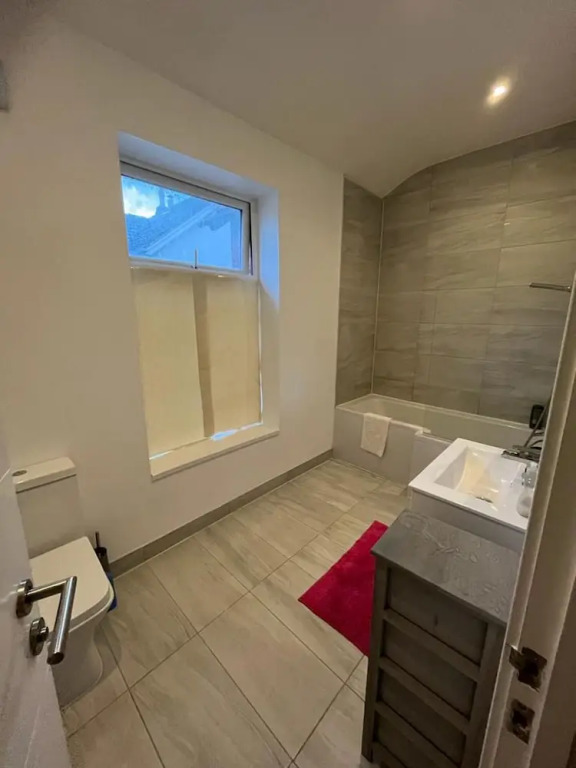 Lovely 4-bed House in Central Wolverhampton