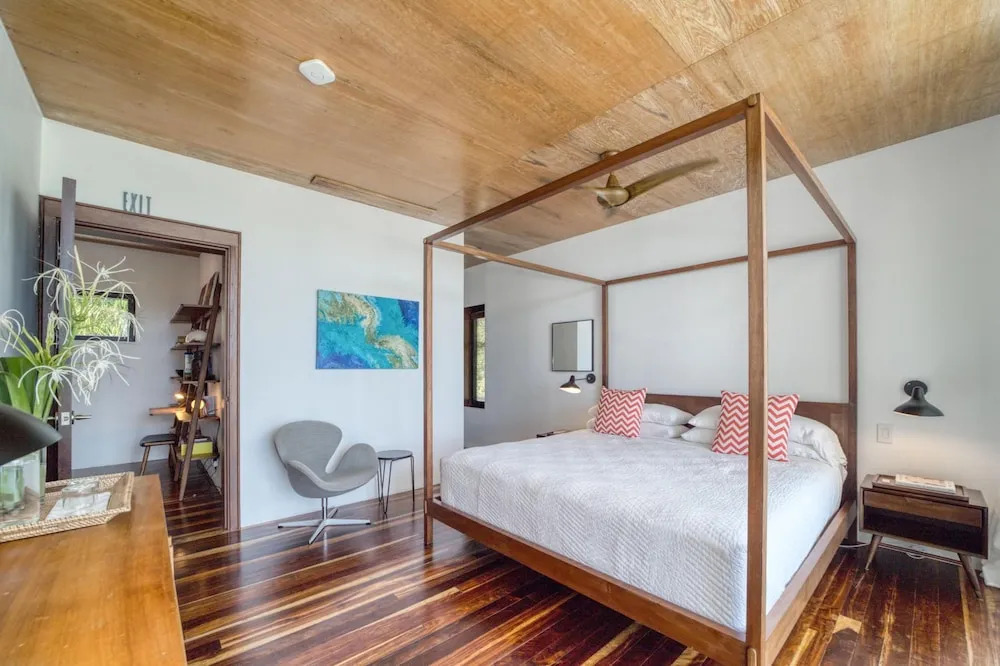 The Beach House - Upscale 5-bed Beachfront Villa w pool pier ocean views