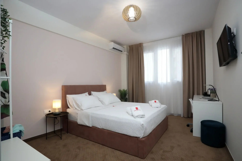City Plaza Apartments & Rooms