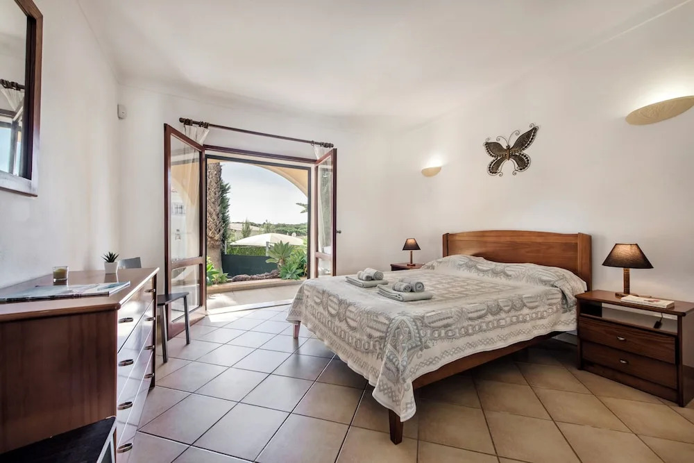 Exclusive Retreat in Vilamoura, Private Pool, Off-street Parking, Free AC & Wifi