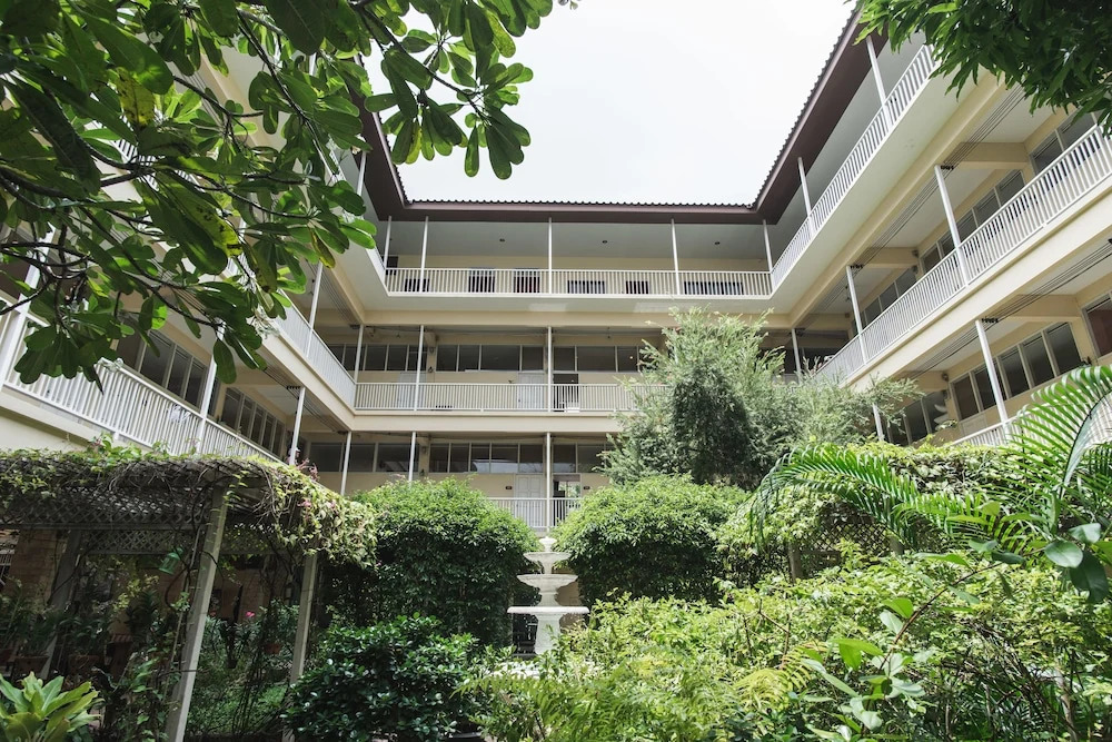 Feung Nakorn Balcony Rooms and Cafe