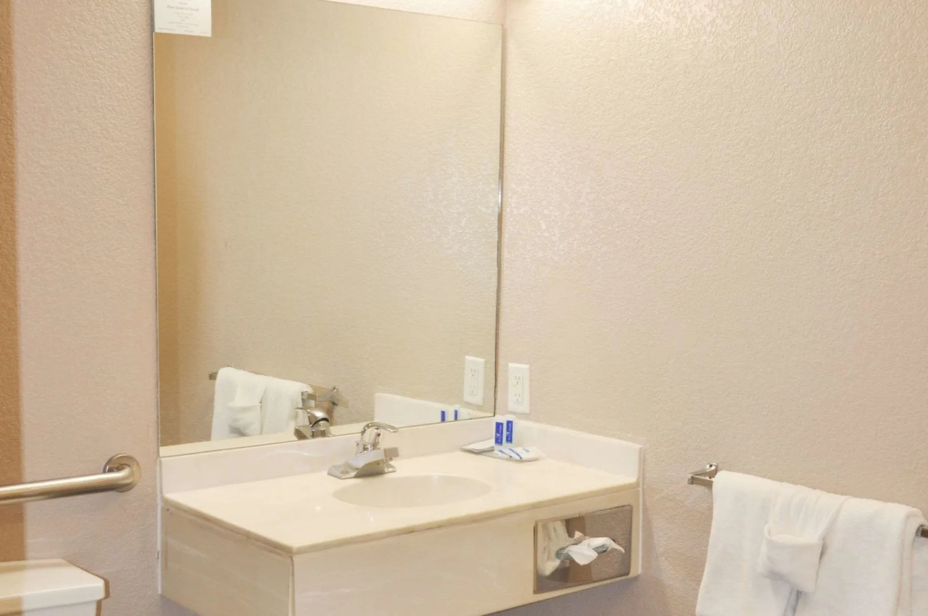 Bison Inn & Suites on University