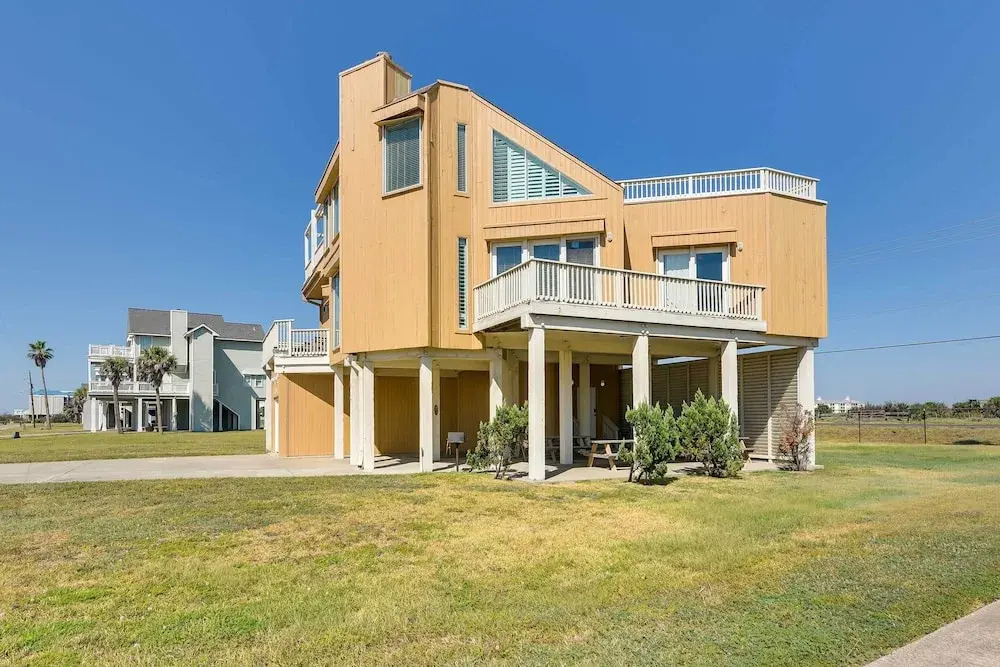 Walk to Ocean! Family & Pet-friendly Galveston Gem