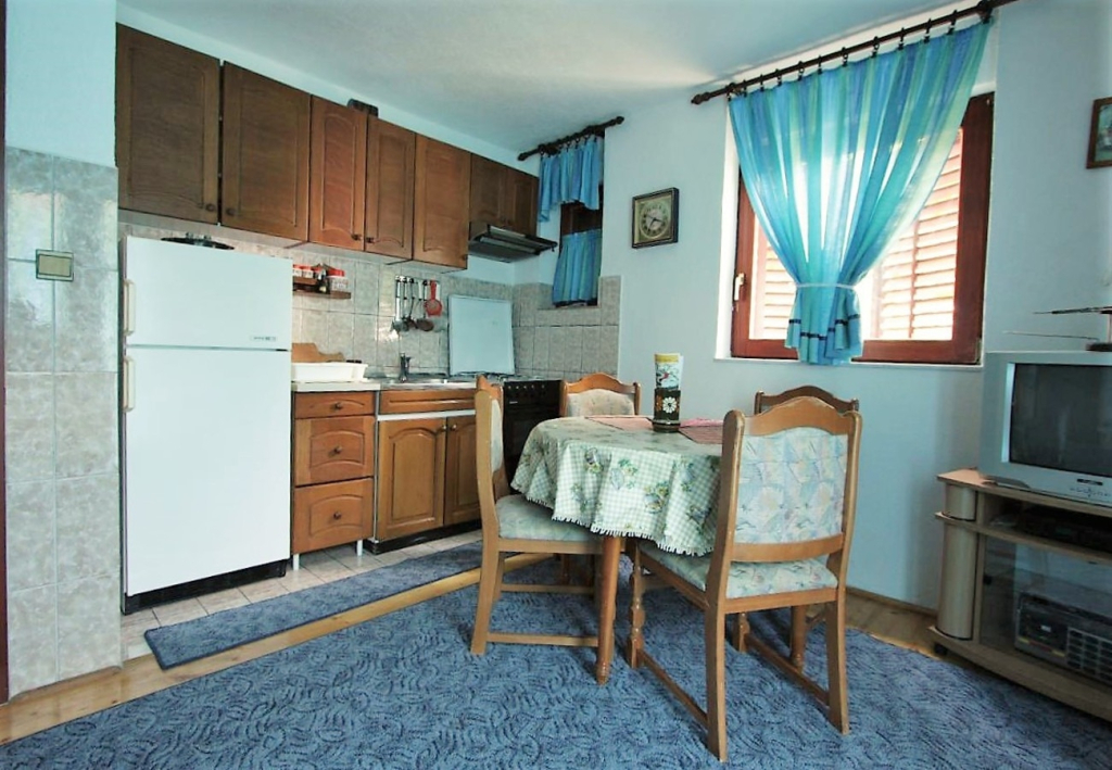 Apartment Šera - 50 m from beach: A1 Pisak, Riviera Omis
