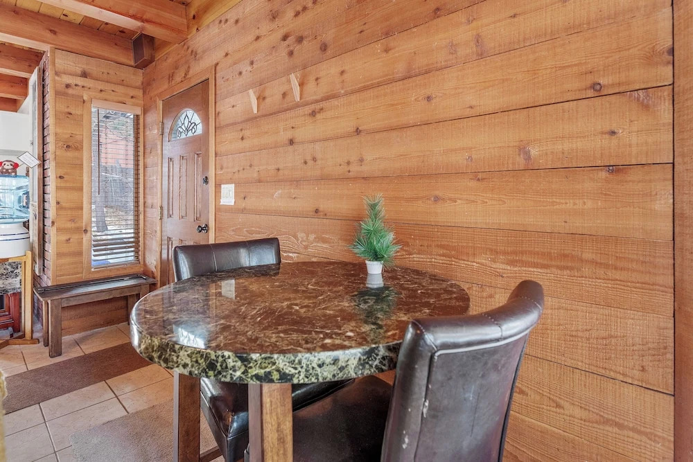 The Lakehouse Cabin