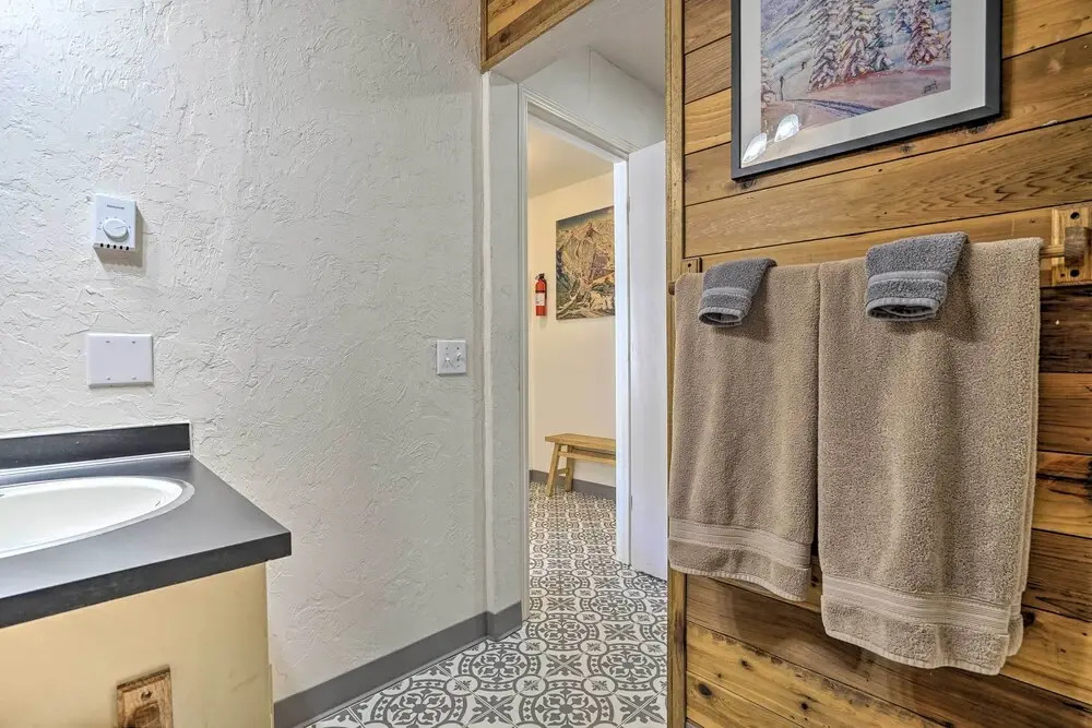 Cabin w/ Hot Tub & Views: 1 Mile to Alyeska Resort
