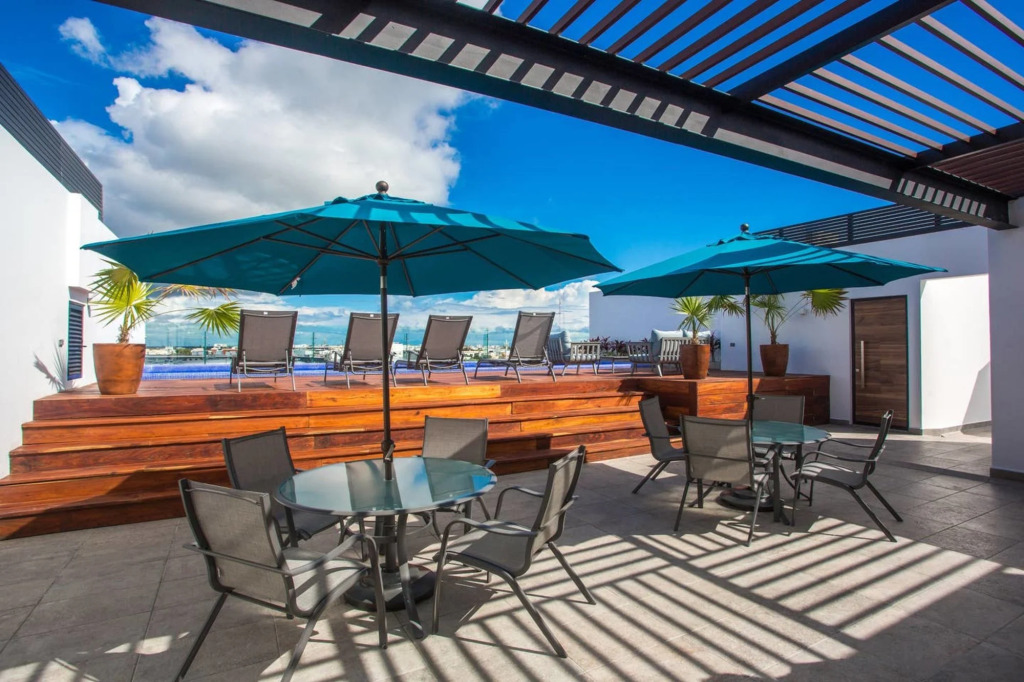 Large 2 BR Close to Beach AC Rooftop Pool