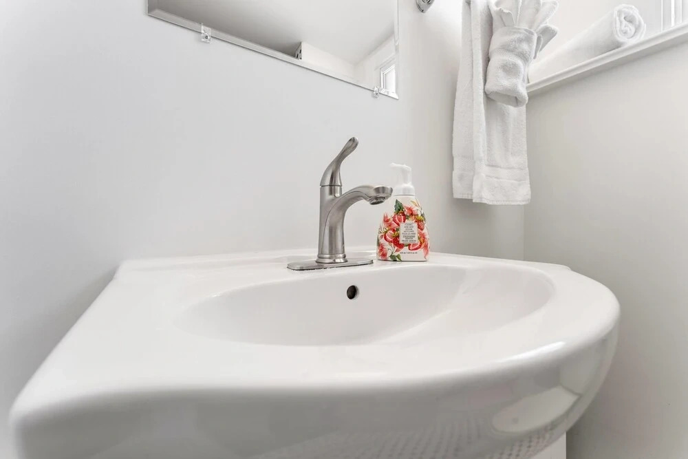 Private Studio Apartment in Burlington - U5