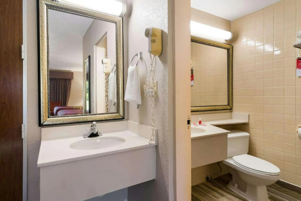 Perry Inn & Suites National Fairground I 75