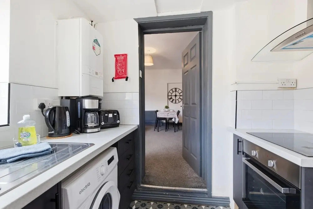 Stylish 3BR Gateshead Home Free Parking Sleeps 6