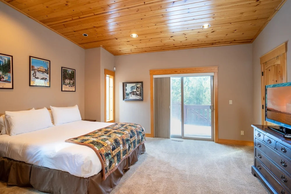 Hillside Mountain Creek Haven 4 Bedroom Home
