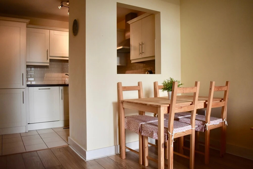 Modern 2 Bedroom Apartment Near the City Centre