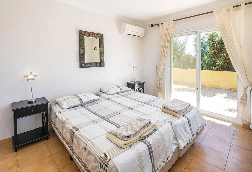 Villa Amarela - free heated pool short walk to centre of Carvoeiro