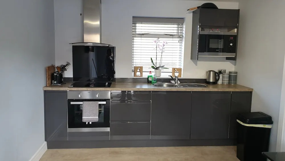 Springfield House Serviced Accommodation by Saffatel