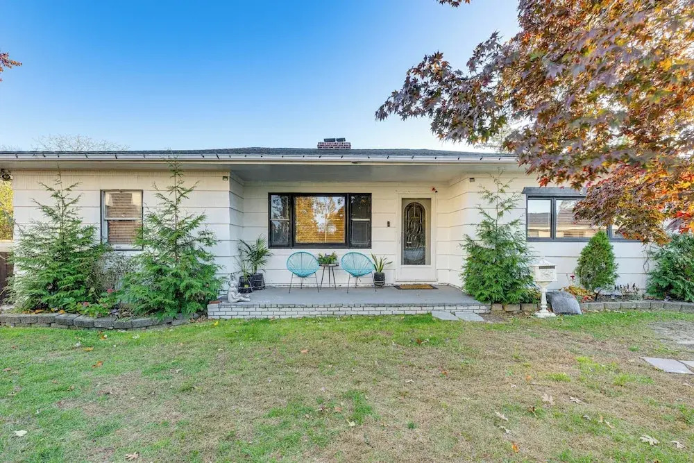 8 Mi to Jones Beach State Park! Cozy Home w/ Porch