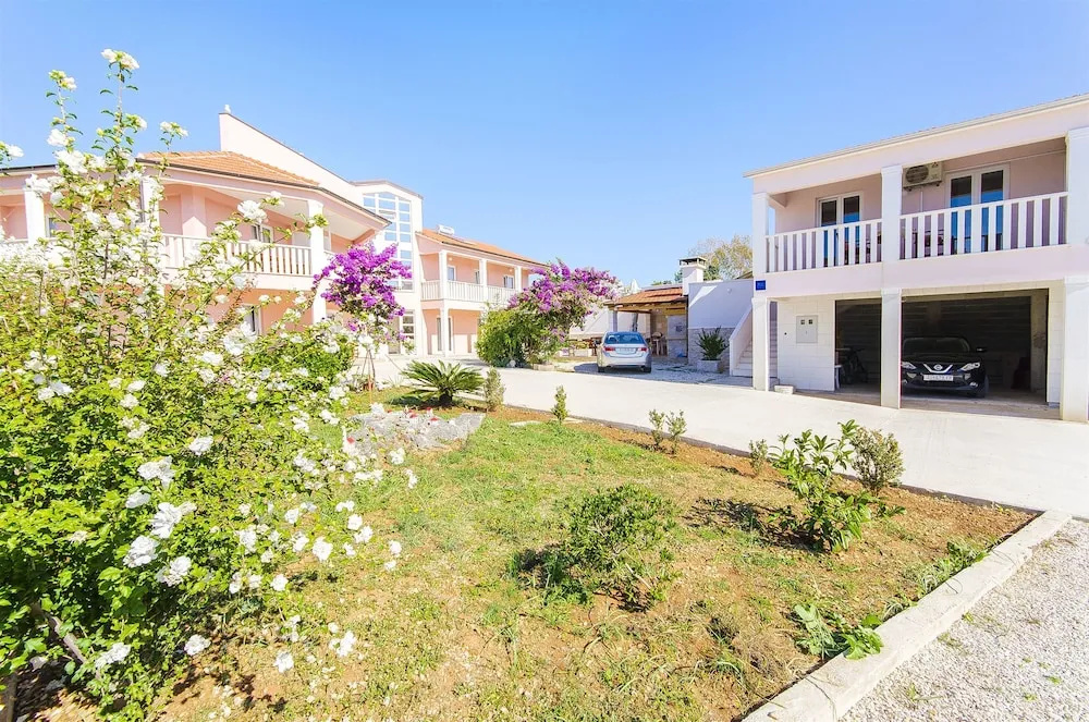 Apartments Tiho i Pave