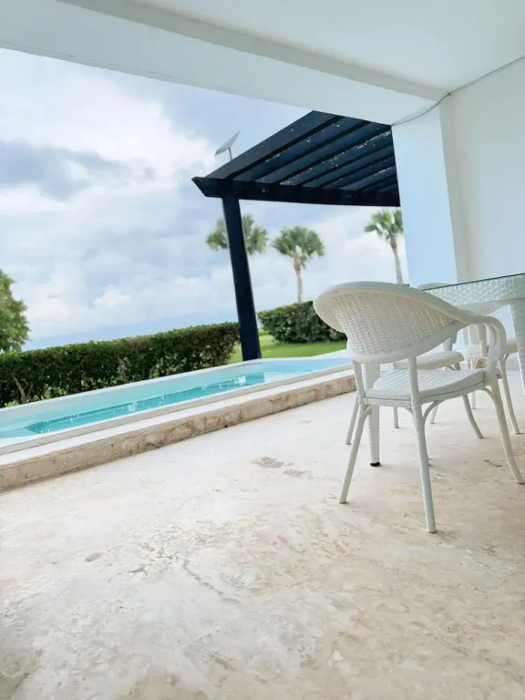 Apartment w Pool and Ocean View in Punta Palmera