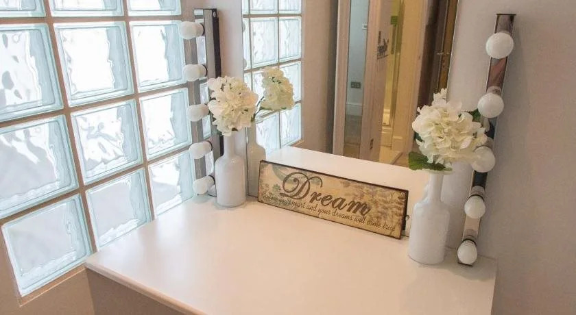 Queen Bee & B