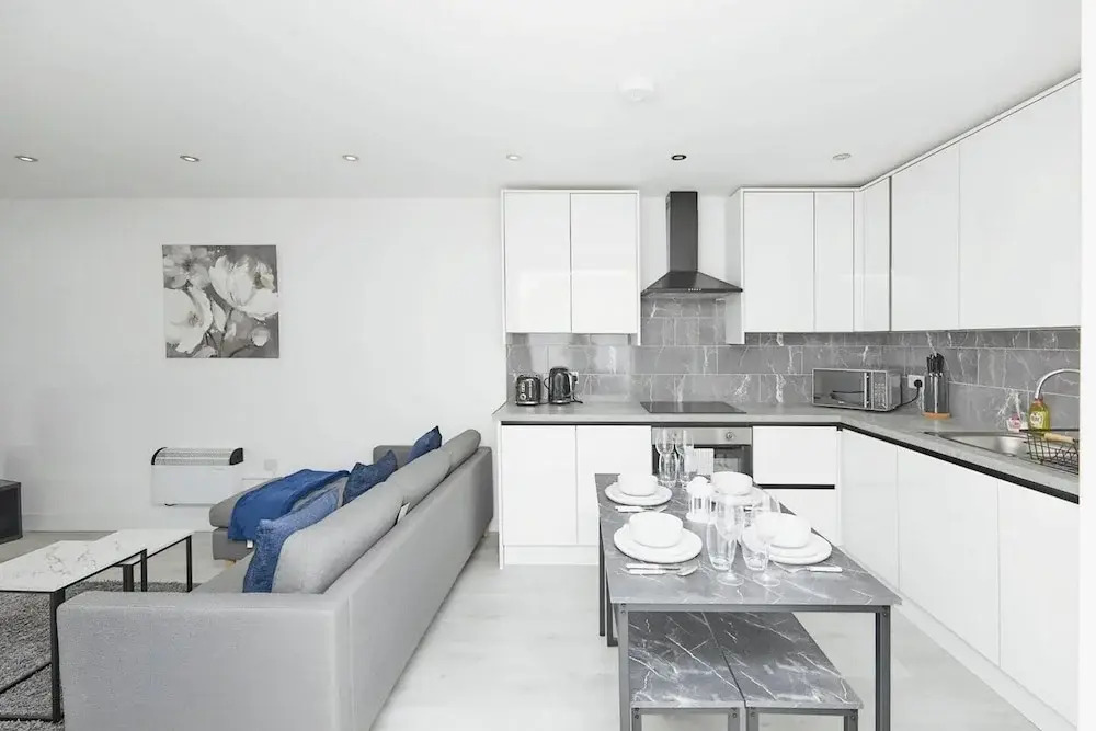 Modern 2 Bedroom House With Free Gated Parking