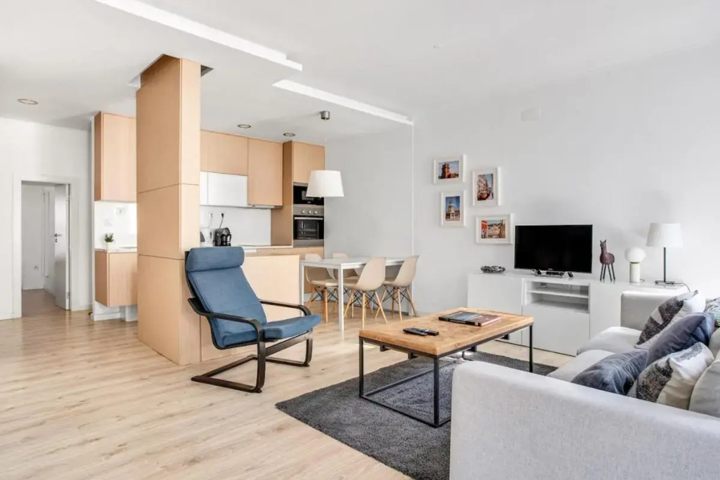 Modern 2 Bedroom Apartment in Estrela with Outside Terrace! Amazing for Families, Couples, Friends