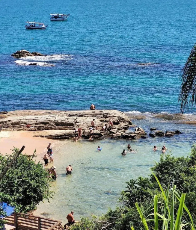 Apartamentos com piscinas na praia de Bombas