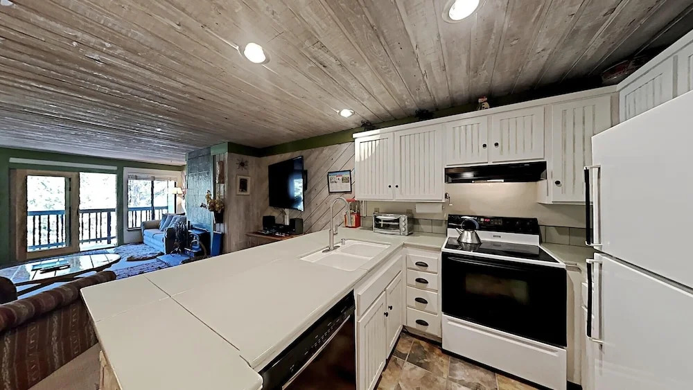 Beautiful One Bedroom Condo! Just Steps to Mammoth Mountain with Fully Equipped Kitchen! by RedAwning