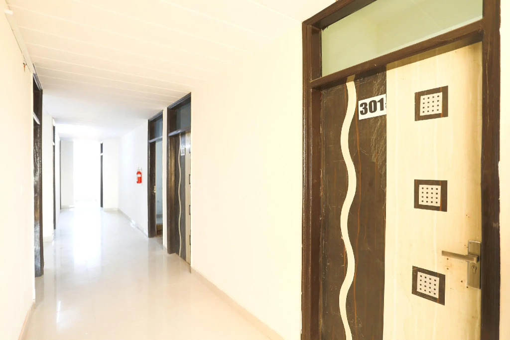 OYO 61722 Rajmahal Residency Hotel