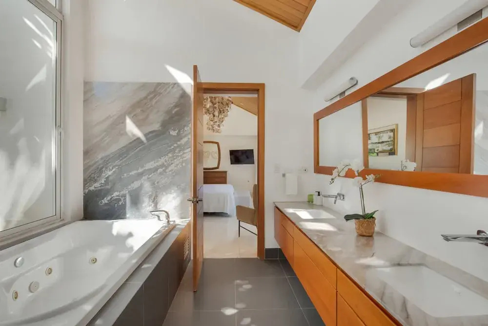 Modern Luxury 6 BR Tropical Retreat With Pool
