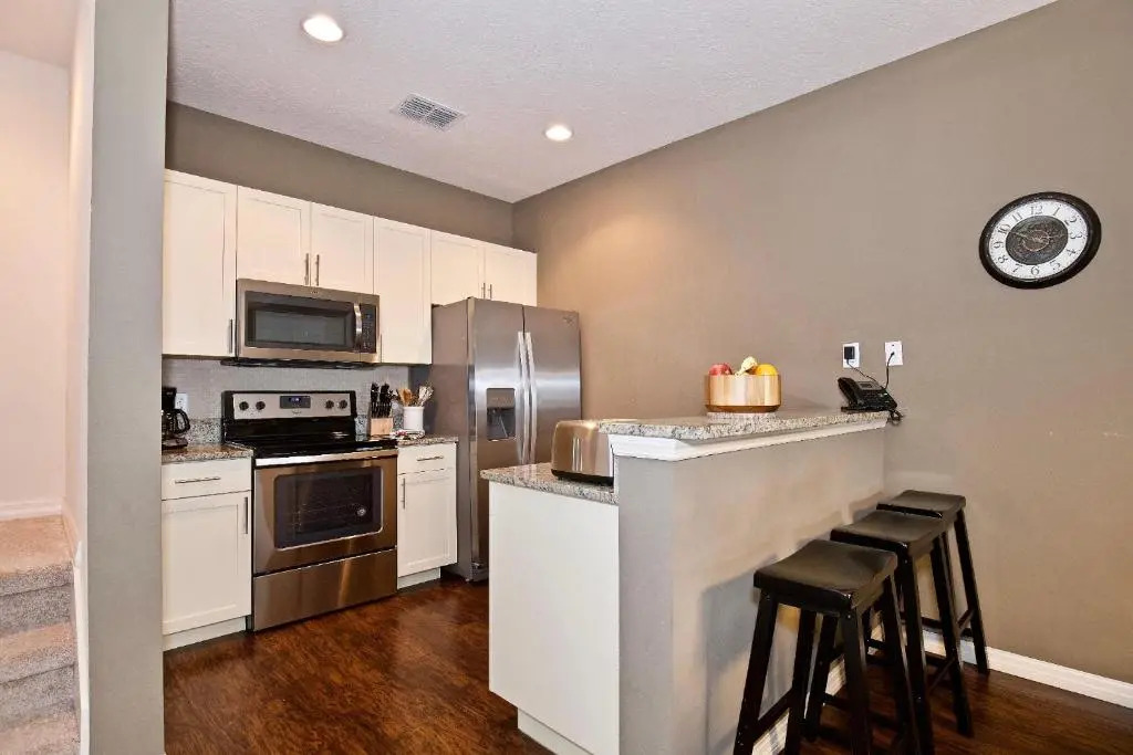 New listing townhouse in gated community sleeps 6 10 min to Disney