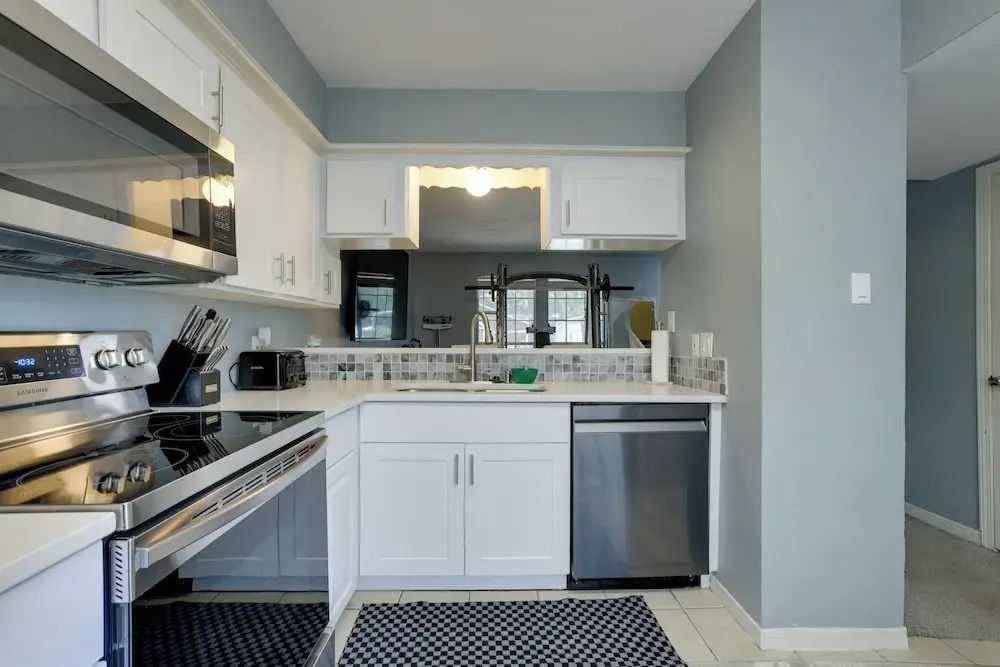 Pets Welcome! Humble Townhome 4 Mi to Airport