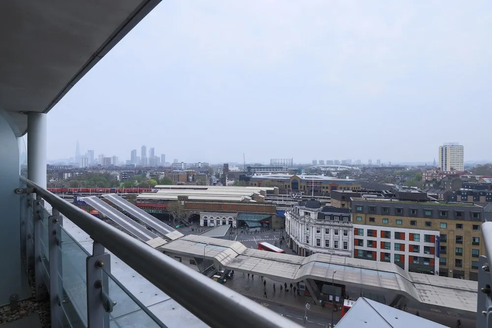Stunning 2 Bedroom Great Location