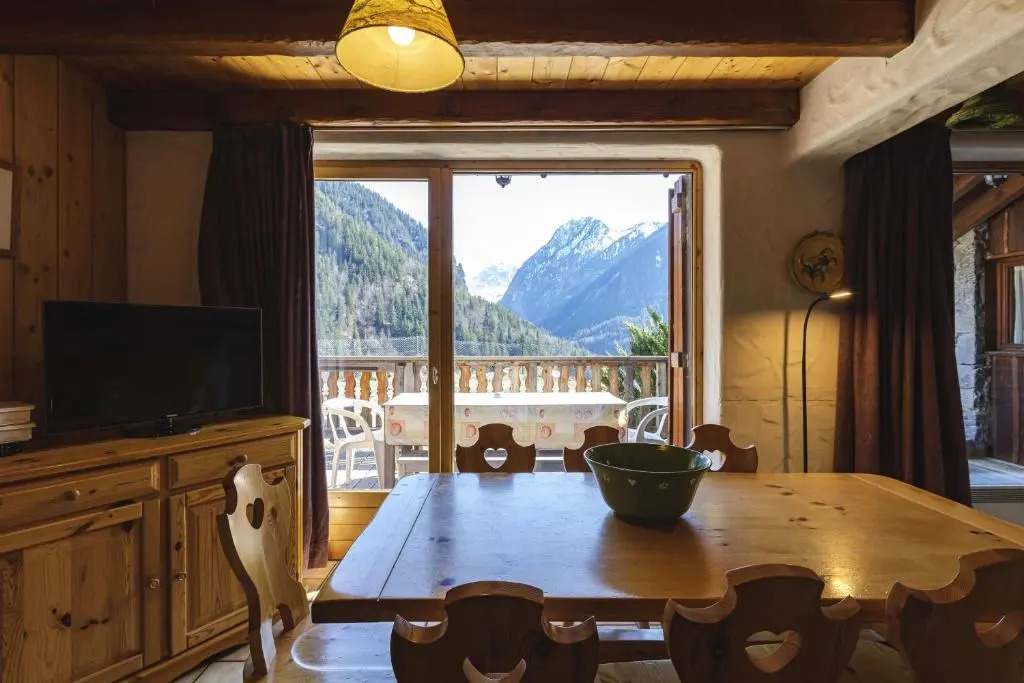 Chalet de 3 chambres avec jardin amenage et wifi a Champagny en Vanoise a 1 km des pistes
