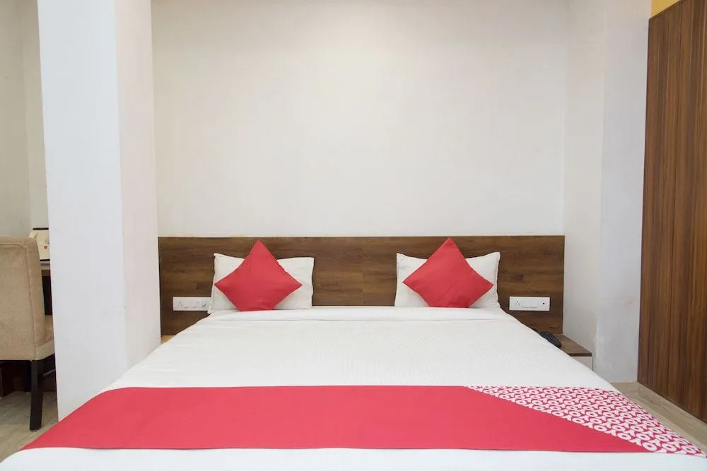 OYO 10893 Hotel Divine Inn