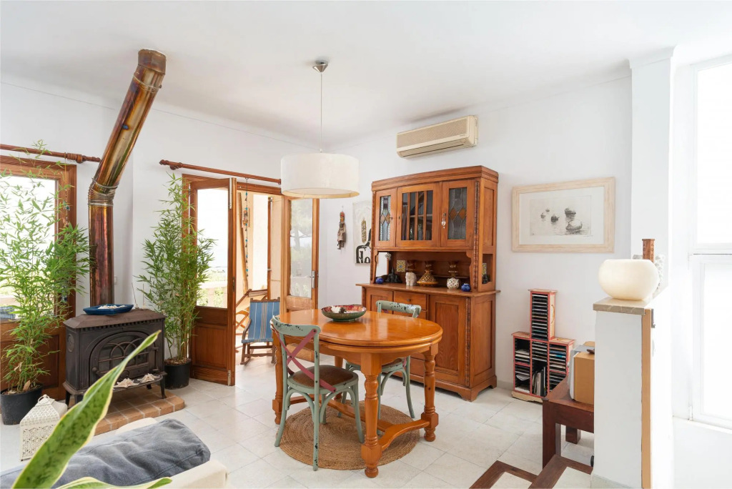LA CASA DEL FAR - Wonderful semi-detached house facing the sea in Alcanada. Free WiFi.