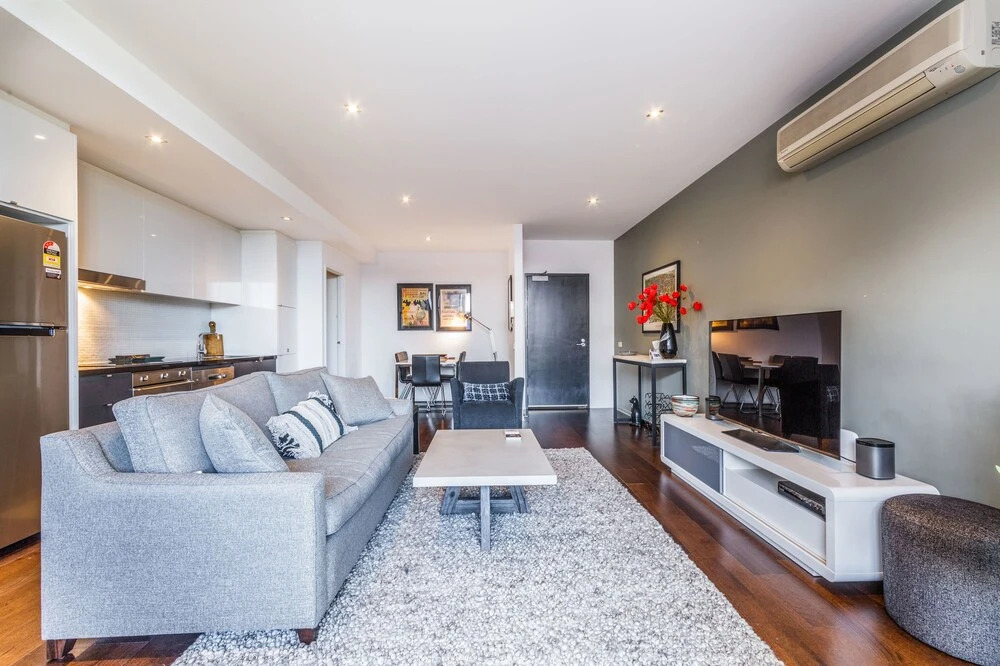 Stylish 2 bed 2 bath parking wifi pool