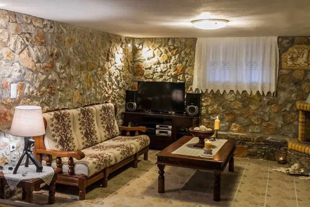 Spacious home with garden in Marathonas